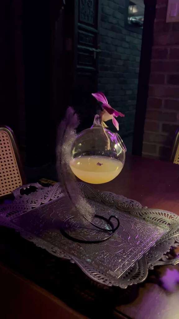 the best cocktail bar crawl route downtown