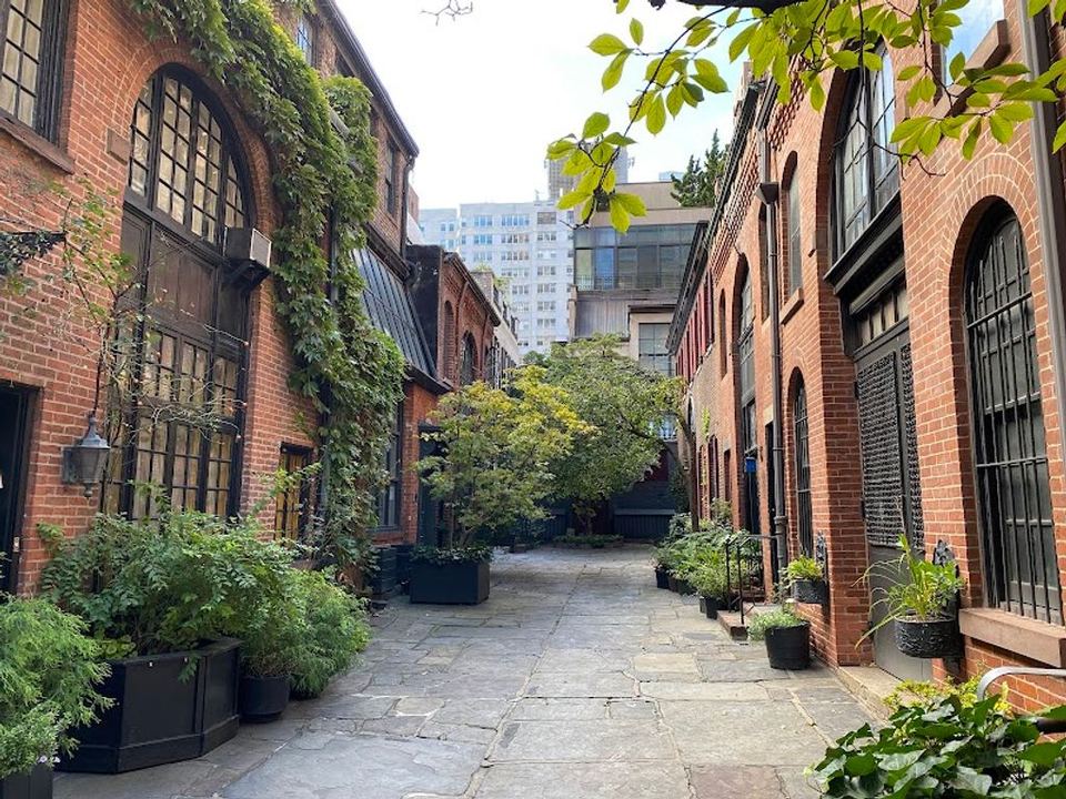Sniffen Court Historic District